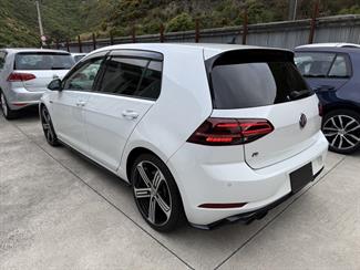 2017 Volkswagen Golf - Thumbnail