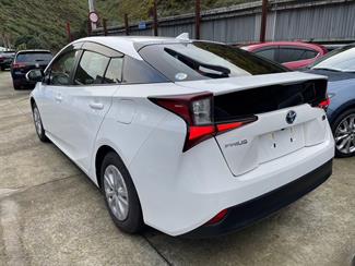 2021 Toyota Prius - Thumbnail